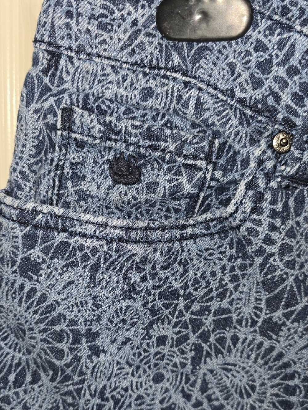 Women's Blue Printed Ankle-Length Denim Bermuda Jeans‎ - Picture 4 of 7